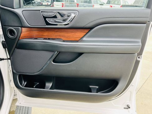 Used 2019 Lincoln Navigator Reserve AWD/4WD image 40