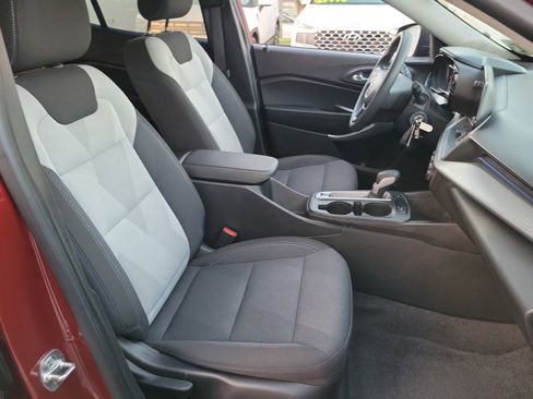 Used 2025 Chevrolet Trax LS image 19