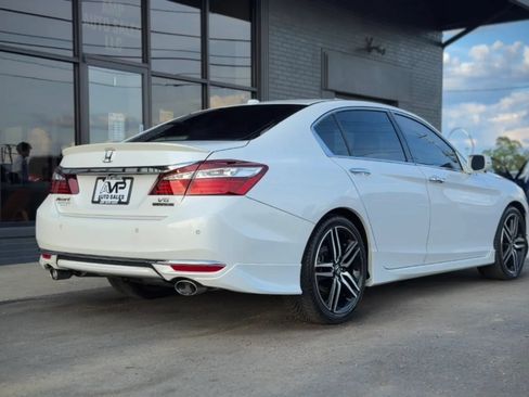 Used 2016 Honda Accord Touring image 3