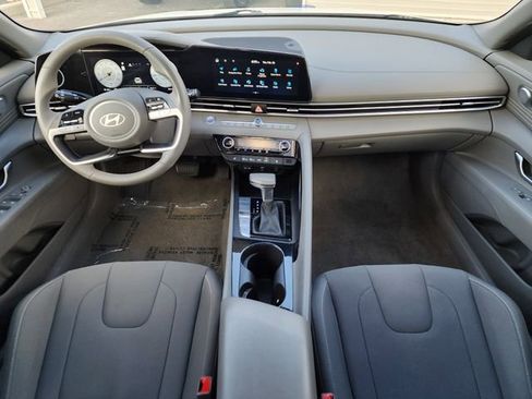 Used 2025 Hyundai Elantra SEL FWD image 15
