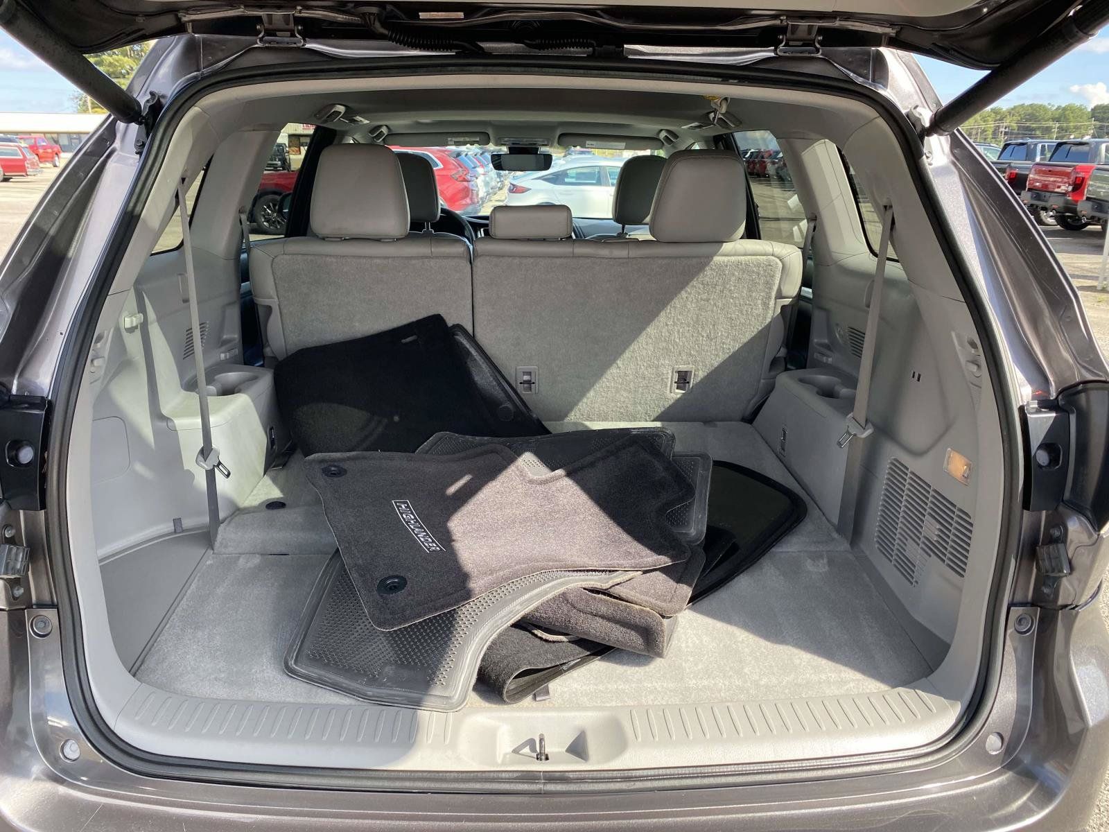 Used 2017 Toyota Highlander XLE FWD image 12
