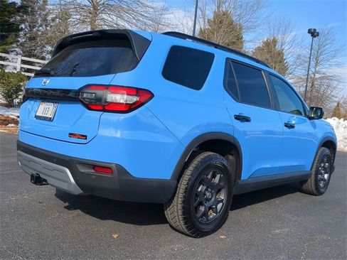 Used 2025 Honda Pilot TrailSport image 4