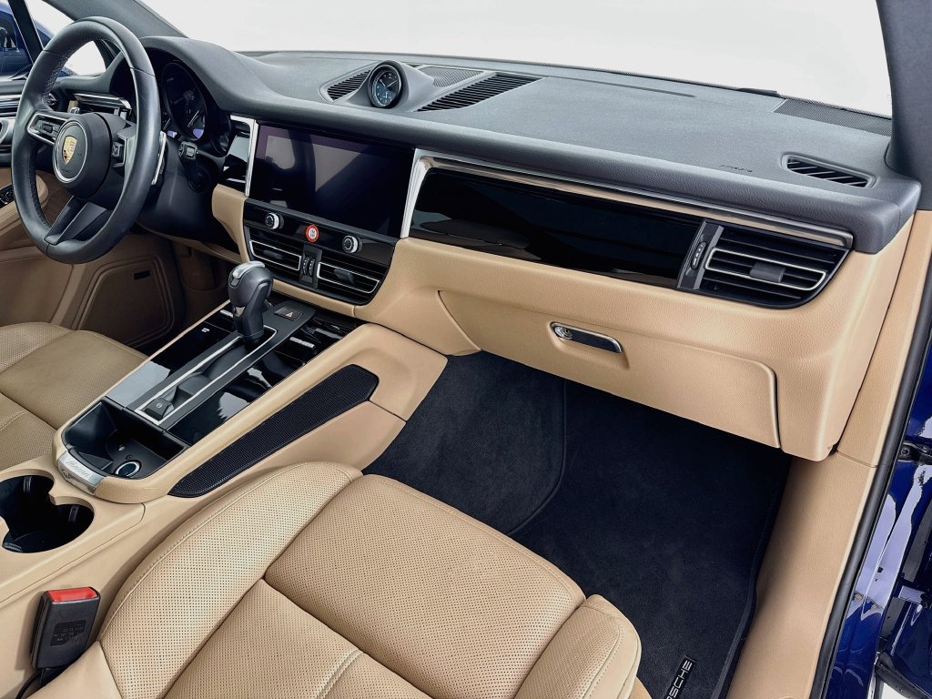 Certified 2025 Porsche Macan AWD/4WD image 31