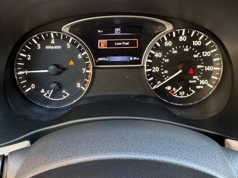 Used 2017 Nissan Pathfinder SV FWD image 17