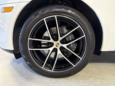 Certified 2025 Porsche Macan image 13