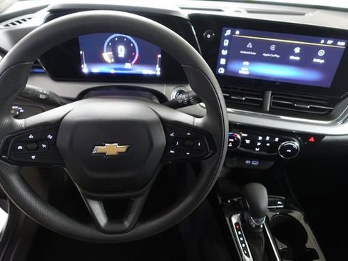 Used 2025 Chevrolet Trax LT FWD image 12