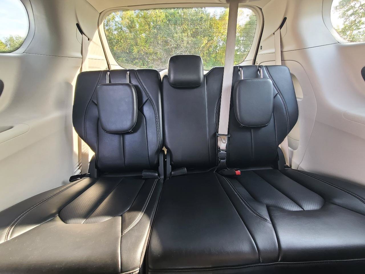 Used 2023 Chrysler Pacifica Touring-L FWD image 12