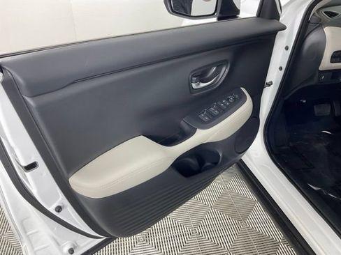 Used 2027 Honda HR-V LX image 17
