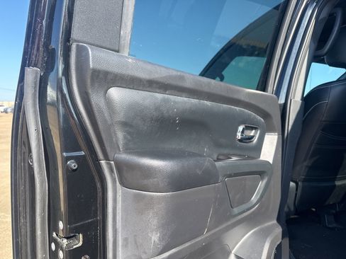 Used 2019 Nissan Titan SV w/ SV Convenience Package image 18