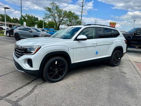 New 2026 Volkswagen Atlas SE FWD image 3