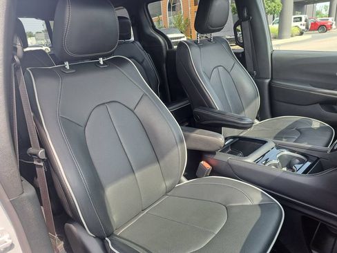 Used 2026 Chrysler Pacifica Limited FWD image 39