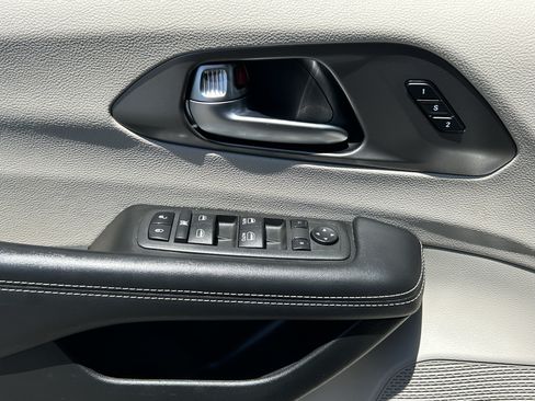 Used 2022 Chrysler Pacifica Touring-L FWD image 19