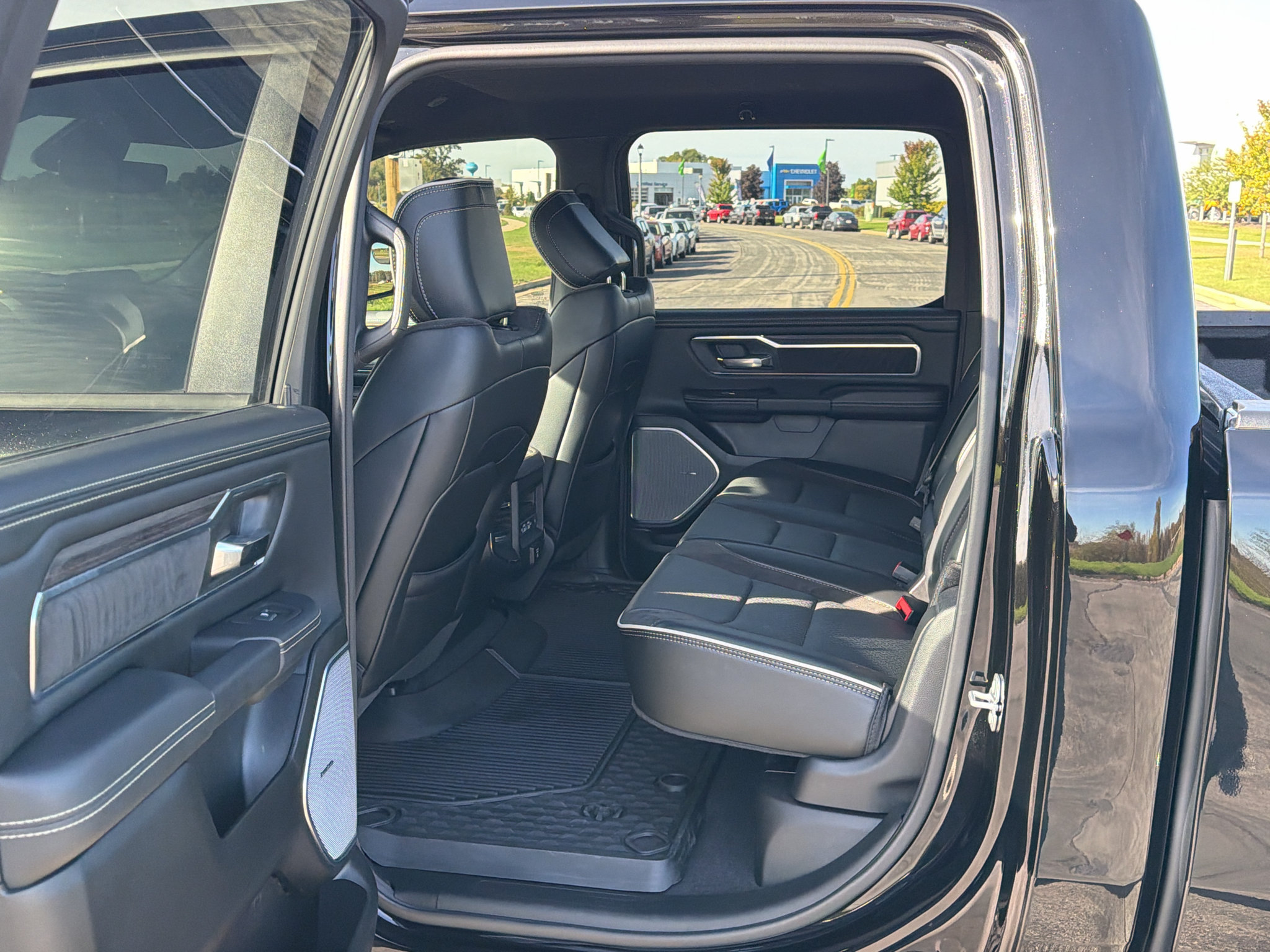 Used 2025 RAM 1500 Laramie w/ Night Edition AWD/4WD image 33