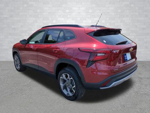 Used 2025 Chevrolet Trax LT FWD image 7