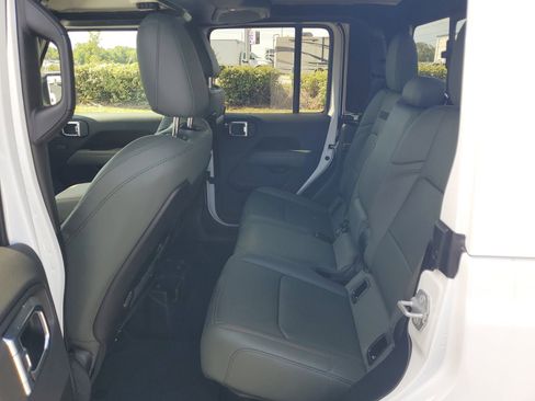 Used 2025 Jeep Gladiator Mojave AWD/4WD image 9