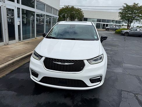 Used 2024 Chrysler Pacifica Limited FWD image 6