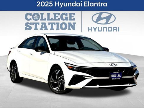 Used 2025 Hyundai Elantra Sport FWD image 3