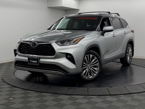 Used 2022 Toyota Highlander Platinum FWD image 3