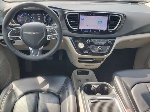 Used 2023 Chrysler Pacifica Touring-L FWD image 23