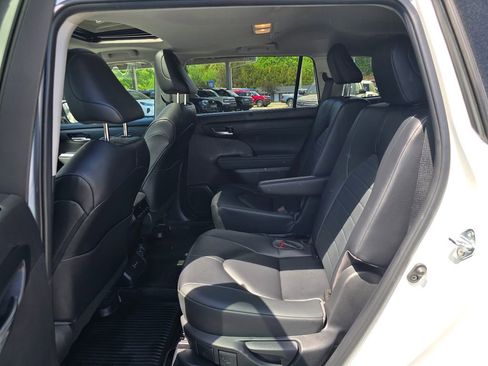 Used 2023 Toyota Highlander XLE FWD image 10
