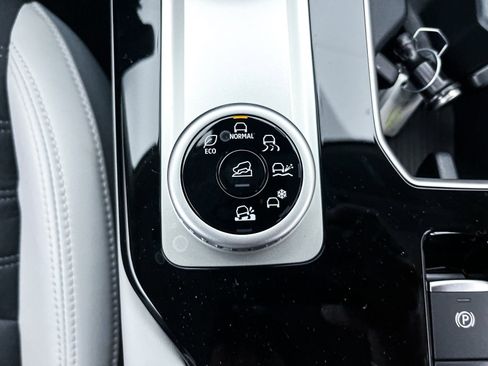 New 2025 Mitsubishi Outlander SE image 20