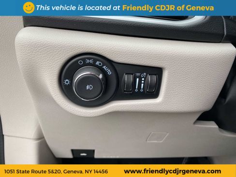 Used 2024 Chrysler Pacifica Touring-L image 23