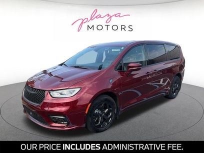Used 2022 Chrysler Pacifica Limited w/ Uconnect Theater Family Group