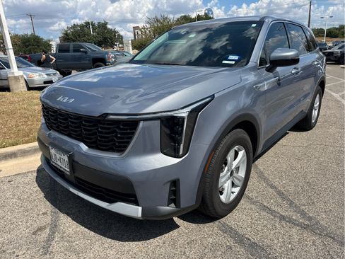 Used 2025 Kia Sorento LX FWD image 2