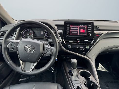 Used 2021 Toyota Camry SE w/ Cold Weather Package image 10