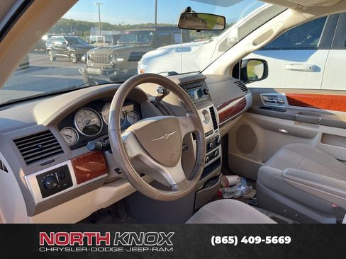 Used 2009 Chrysler Town & Country Touring image 6