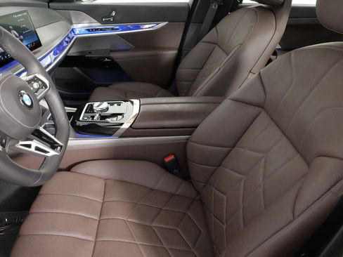 Used 2023 BMW 760i xDrive w/ Executive Package image 32