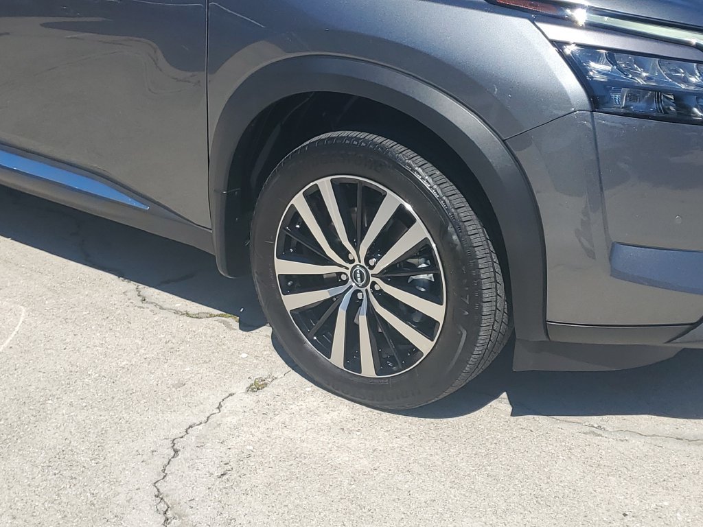 Used 2025 Nissan Pathfinder Platinum w/ Cargo Package FWD image 10