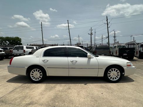 Used 2006 Lincoln Town Car Signature RWD image 6