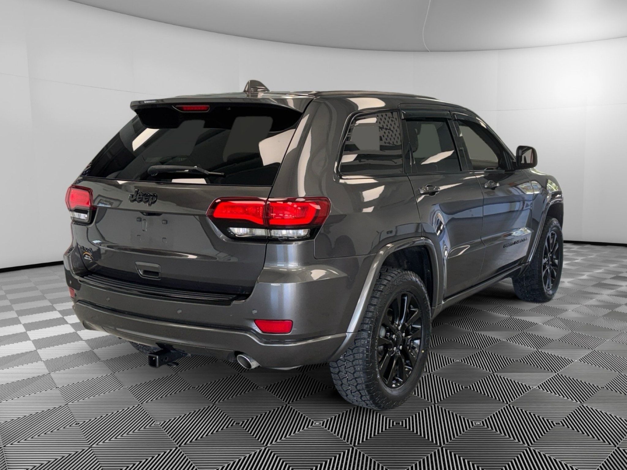 Used 2018 Jeep Grand Cherokee Altitude AWD/4WD image 8