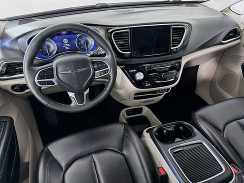Used 2023 Chrysler Pacifica Touring-L FWD image 30