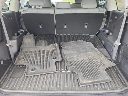 Used 2022 Toyota Highlander XLE AWD/4WD image 34