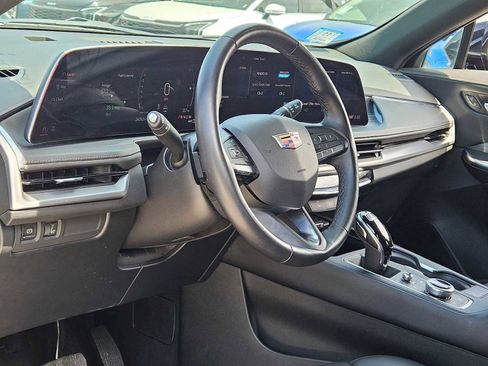 Used 2025 Cadillac XT4 Premium Luxury image 2