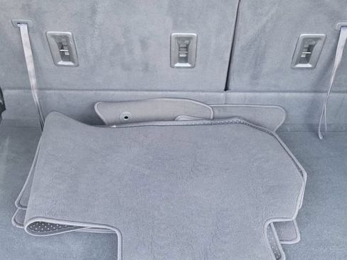 Used 2023 Chevrolet Traverse LT FWD image 7