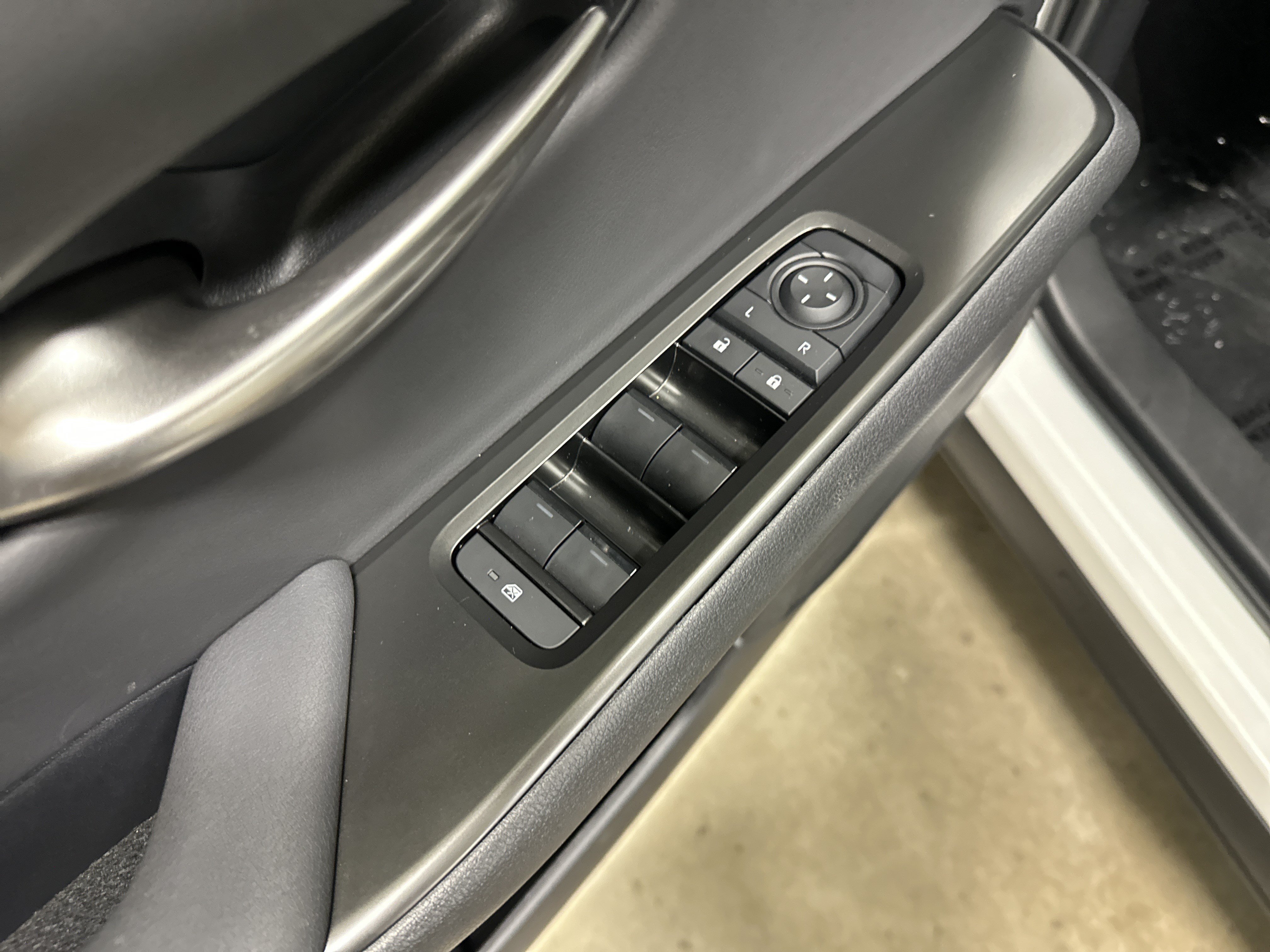 Certified 2025 Lexus UX 300h AWD w/ Accessory Package (Z2) image 15