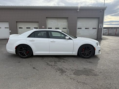 Used 2023 Chrysler 300 C image 5