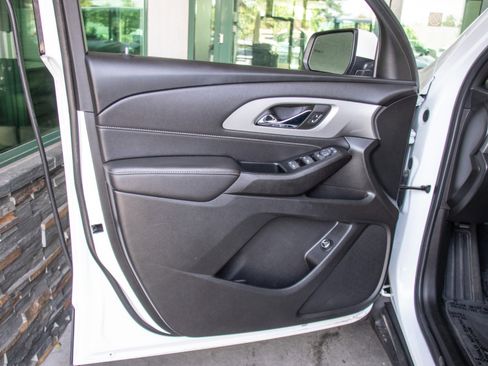 Used 2023 Chevrolet Traverse LT image 9