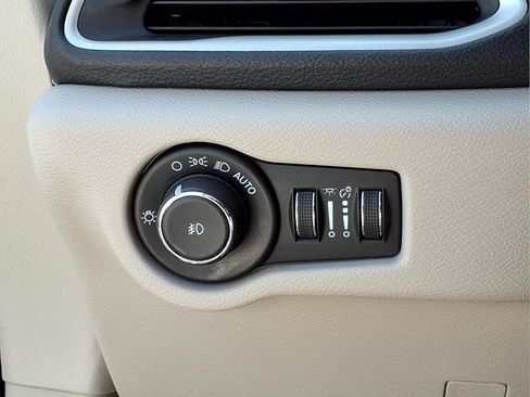 Used 2024 Chrysler Pacifica Select FWD image 18