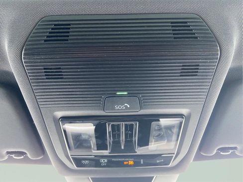 Used 2025 Volkswagen Tiguan SE R-Line image 35