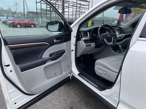 Used 2015 Toyota Highlander Limited w/ Driver Technology Package FWD image 14