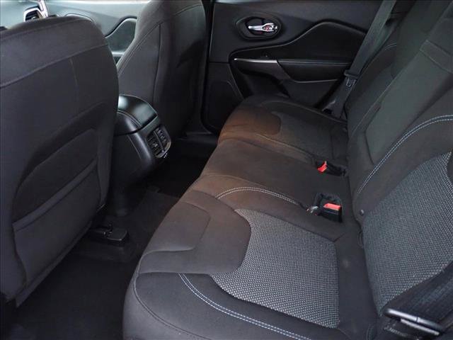 Used 2019 Jeep Cherokee Latitude w/ Popular Appearance Group AWD/4WD image 9