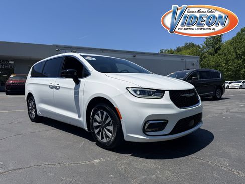 Used 2025 Chrysler Pacifica Select FWD image 1