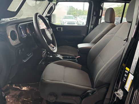 Used 2025 Jeep Wrangler Unlimited Sahara AWD/4WD image 27