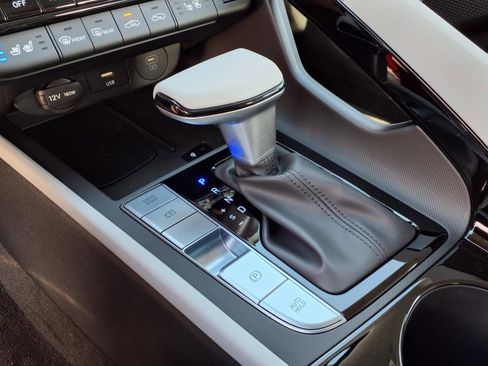 New 2025 Hyundai Elantra Limited image 25