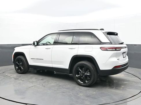 Used 2023 Jeep Grand Cherokee Altitude image 3
