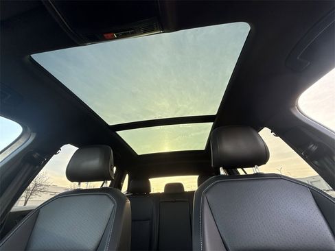 Used 2022 Volkswagen Tiguan SE R-Line image 16